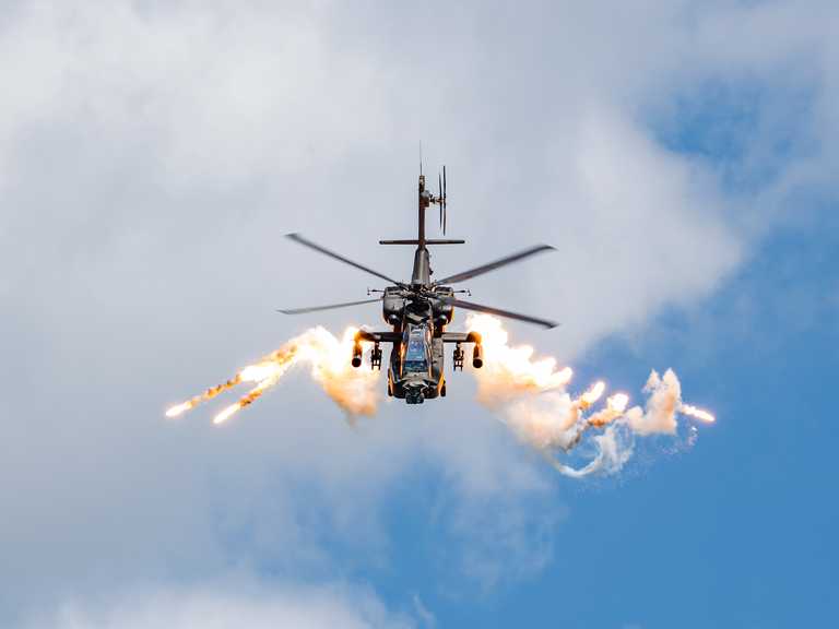 RSAF Apache from 120 SQN deploying flares at Singapore Airshow 2026.